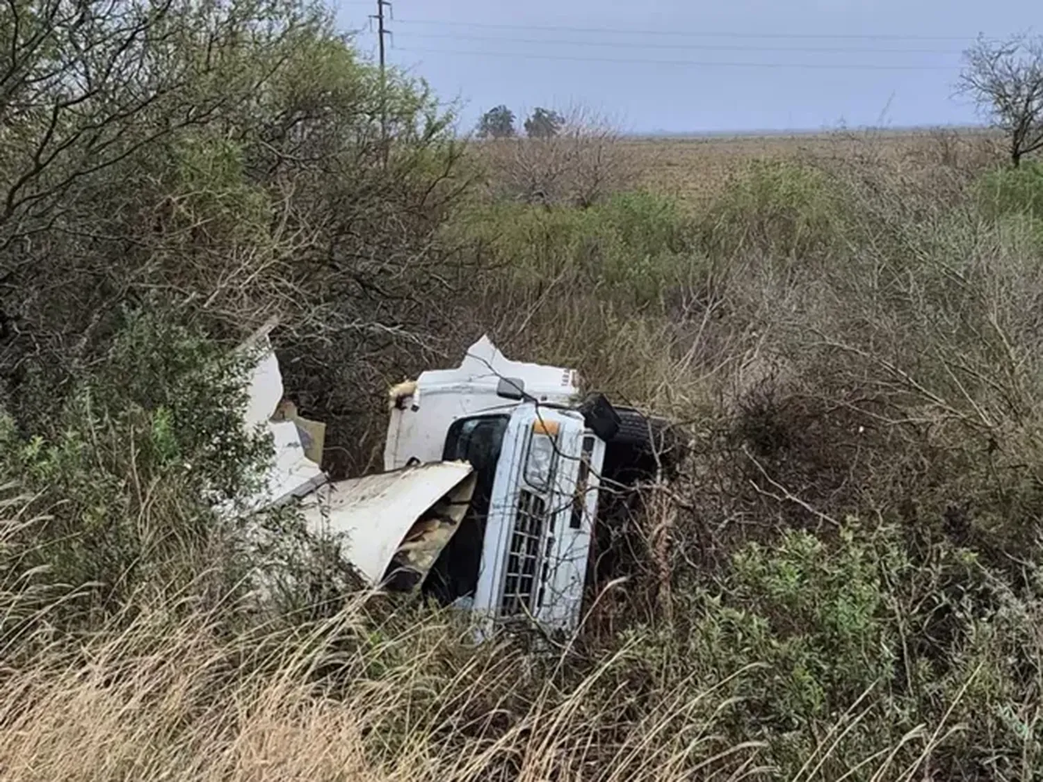 Un distribuidor perdió el control de su vehículo y volcó en la Ruta