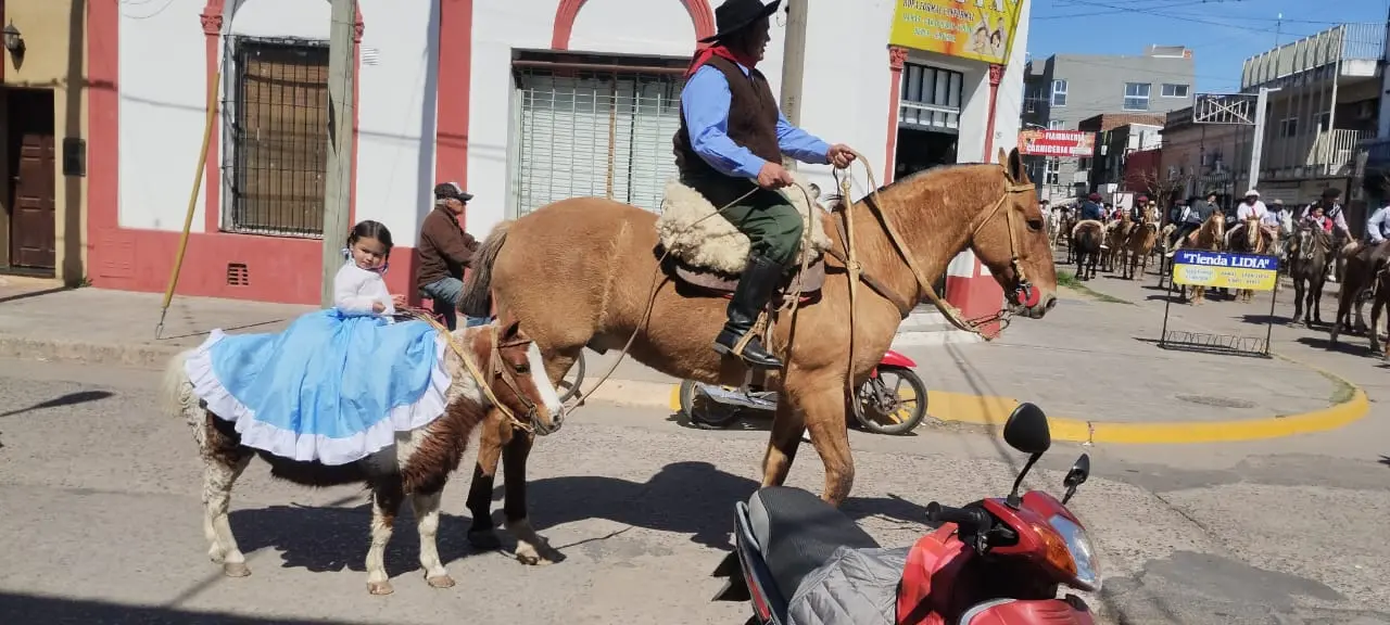¡El primer desfile gaucho de María Emilia!
