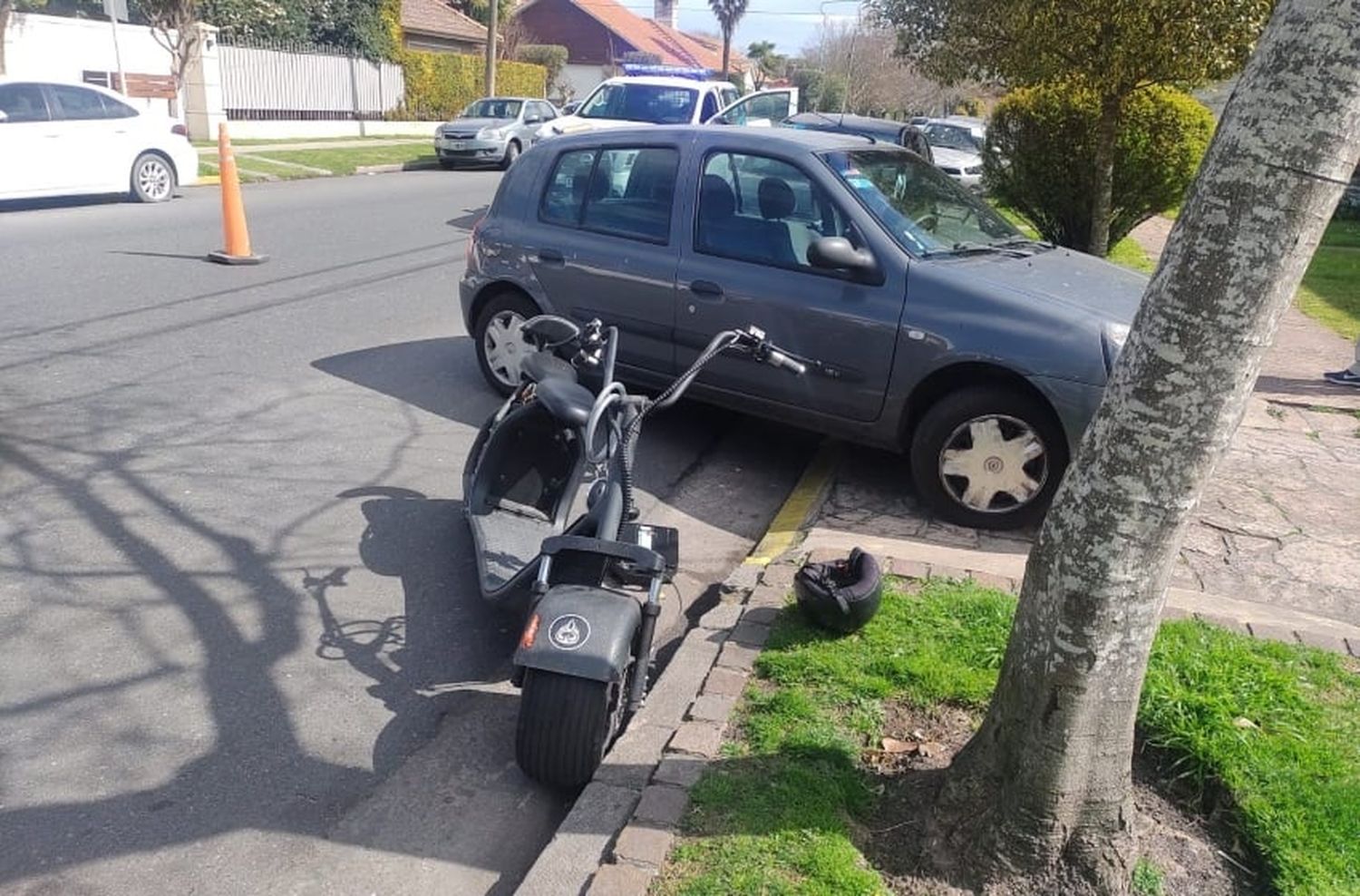 Hombre de 79 años chocó a una moto eléctrica cuando salía de su casa