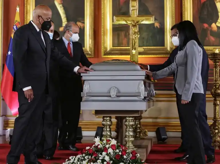 Rinden honores a Aristóbulo Istúriz en Capilla Ardiente