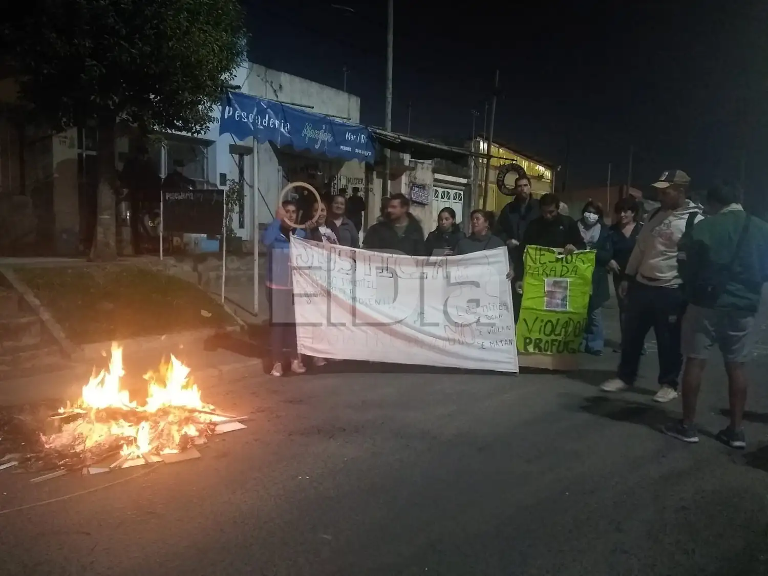 Manifestantes piden la urgente detención del violador prófugo
