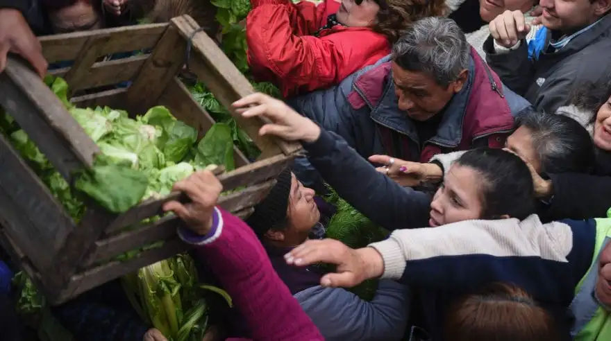 Trabajadores rurales regalaron verduras en la Plaza de Mayo