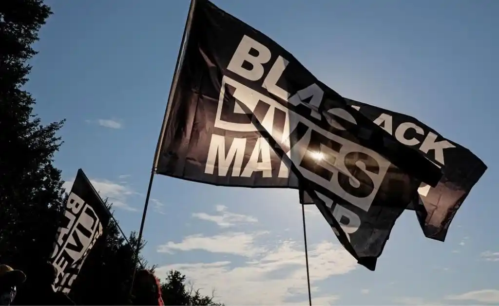 Organizó una manifestación y le enviaron una factura de 2.500 dólares para pagar las horas extra de la Policía