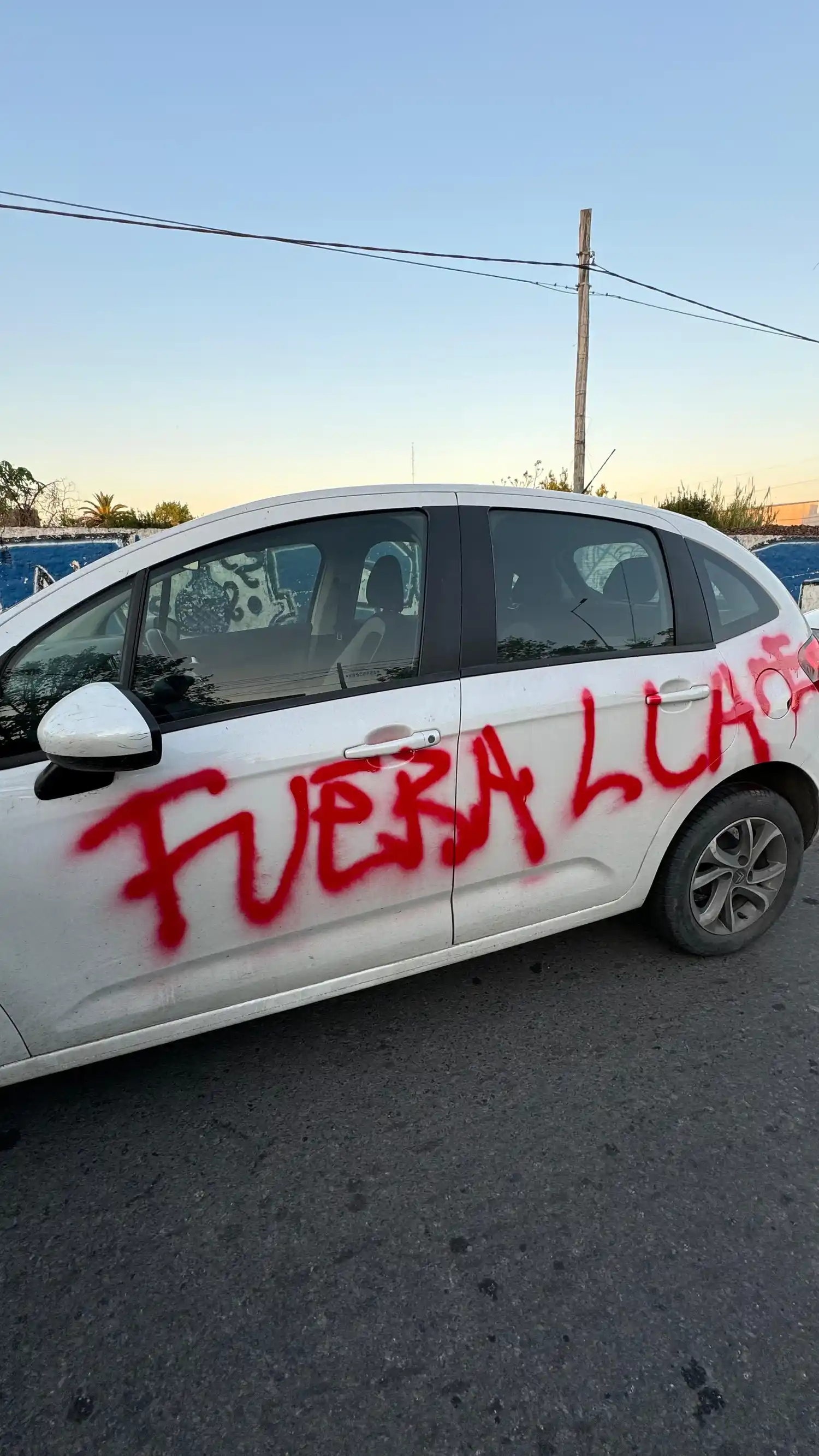El auto vandalizado en las inmediaciones al Club COPARA en La Plata.