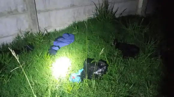 En plena noche, corriendo y con una pala en la mano: ¿para trabajar? No... era robada