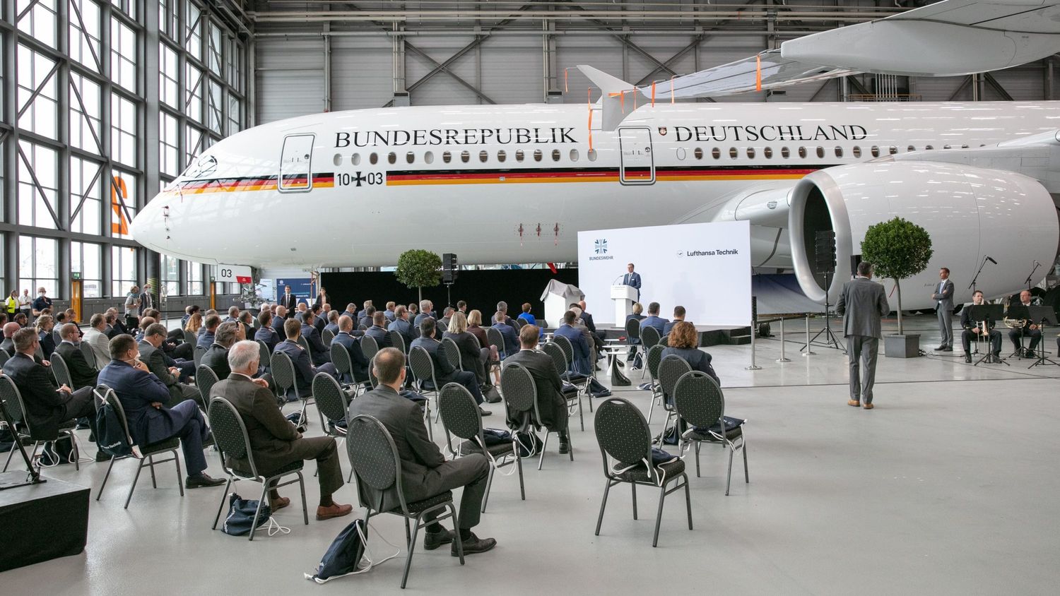 Lufthansa Technik AG entregó hoy el primero de los tres nuevos Airbus A350-900 a las Fuerzas Armadas Alemanas