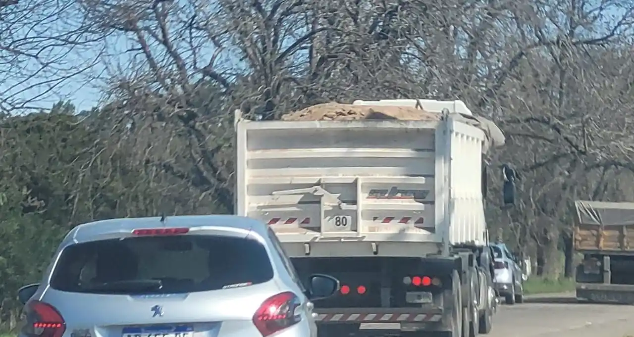 El desvío de vehículos por la Ruta 191 incluye a los camiones areneros, algunos cometiendo infracciones.