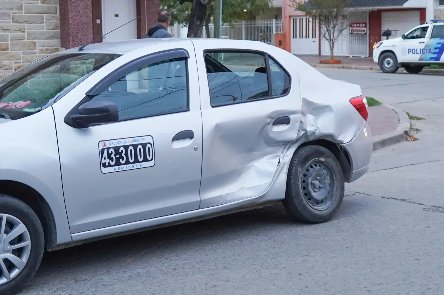 Abolladuras, en el vehículo de alquiler que protagonizó el choque en un sector de la Villa