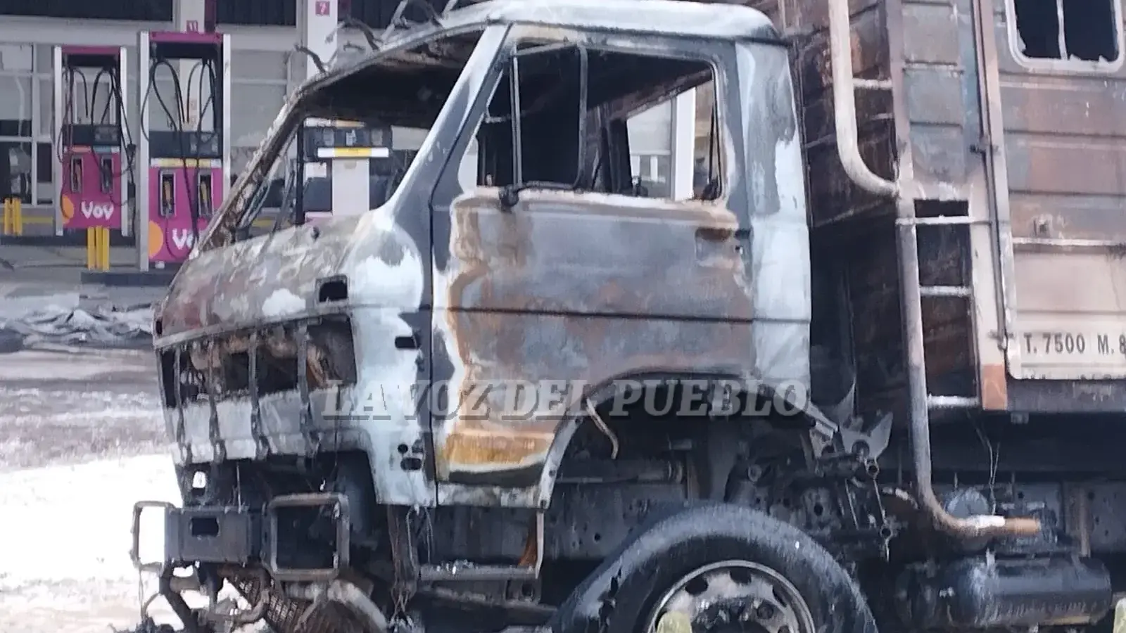 Asi quedó el camión luego del incendio en el Paraje Gorch