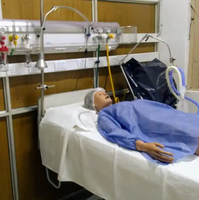 Con un simulador, los enfermeros se fueron perfeccionando para atender a los pacientes covid