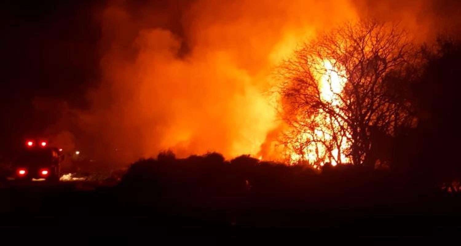 Con varias dotaciones, Bomberos Voluntarios trabajó cuatro horas para sofocar un incendio en una planta de reciclaje