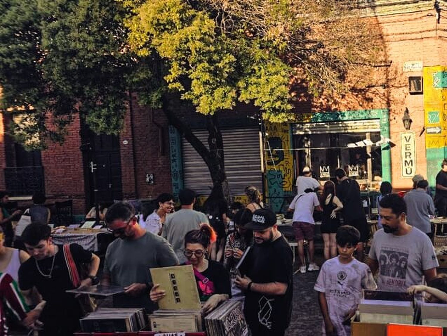 Este domingo: libros usados, vinilos y diseño gráfico en el CCU