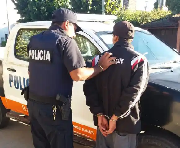 Apoyó un cuchillo en el cuello de un remisero y le robó el auto y pertenencias