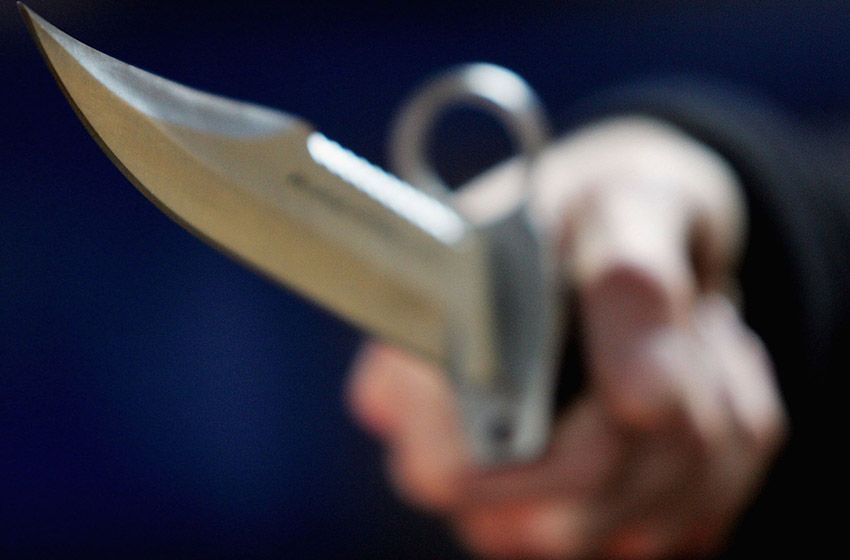 Apuñaló a su pareja delante de su hija de cinco años