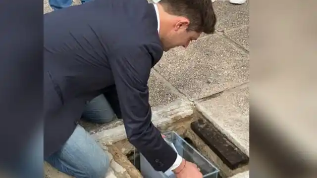 El intendente Poleri instalando la cápsula en plaza Ituzaingó. Foto: Gobierno de Teodelina.