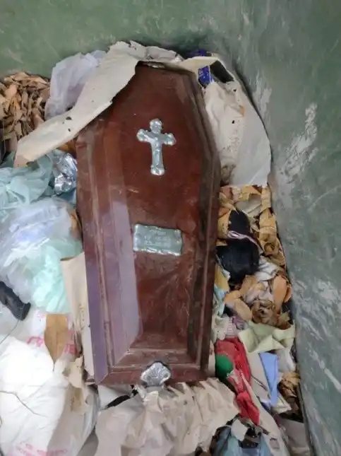 Macabro hallazgo: encontraron el féretro de un niño en la basura
