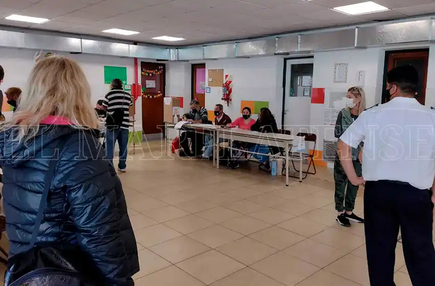 El ministro del Interior dijo que "las elecciones comenzaron muy bien" y "el proceso es muy rápido"