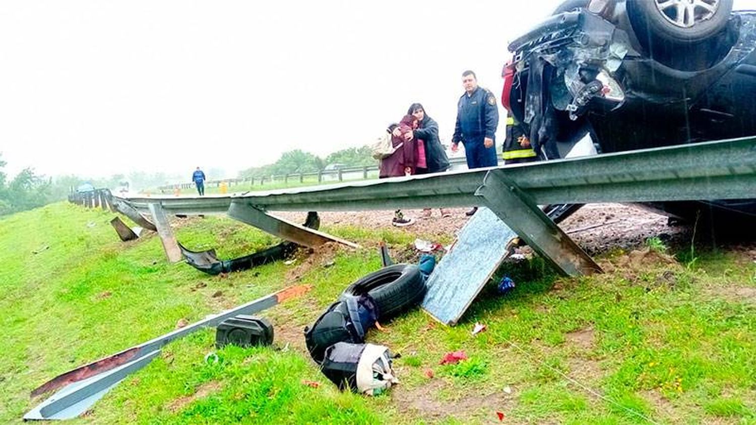 Lluvia, despiste y vuelco en la Ruta Nacional 12: hospitalizaron a dos mujeres