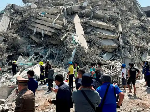 Más de 1.000 muertos por devastador terremoto en el sudeste asiático
