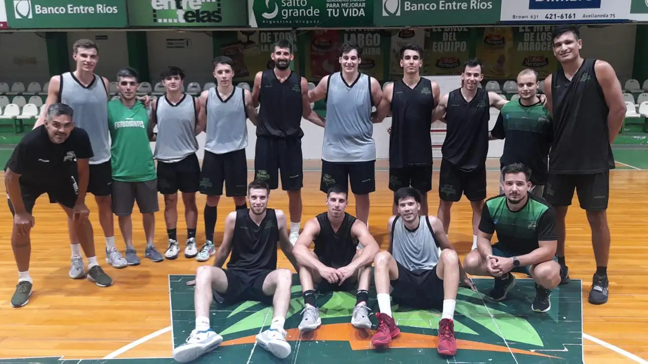 Yarza (quinto, arriba), en el regreso a las prácticas de Estudiantes. (Foto de prensa de Estudiantes).