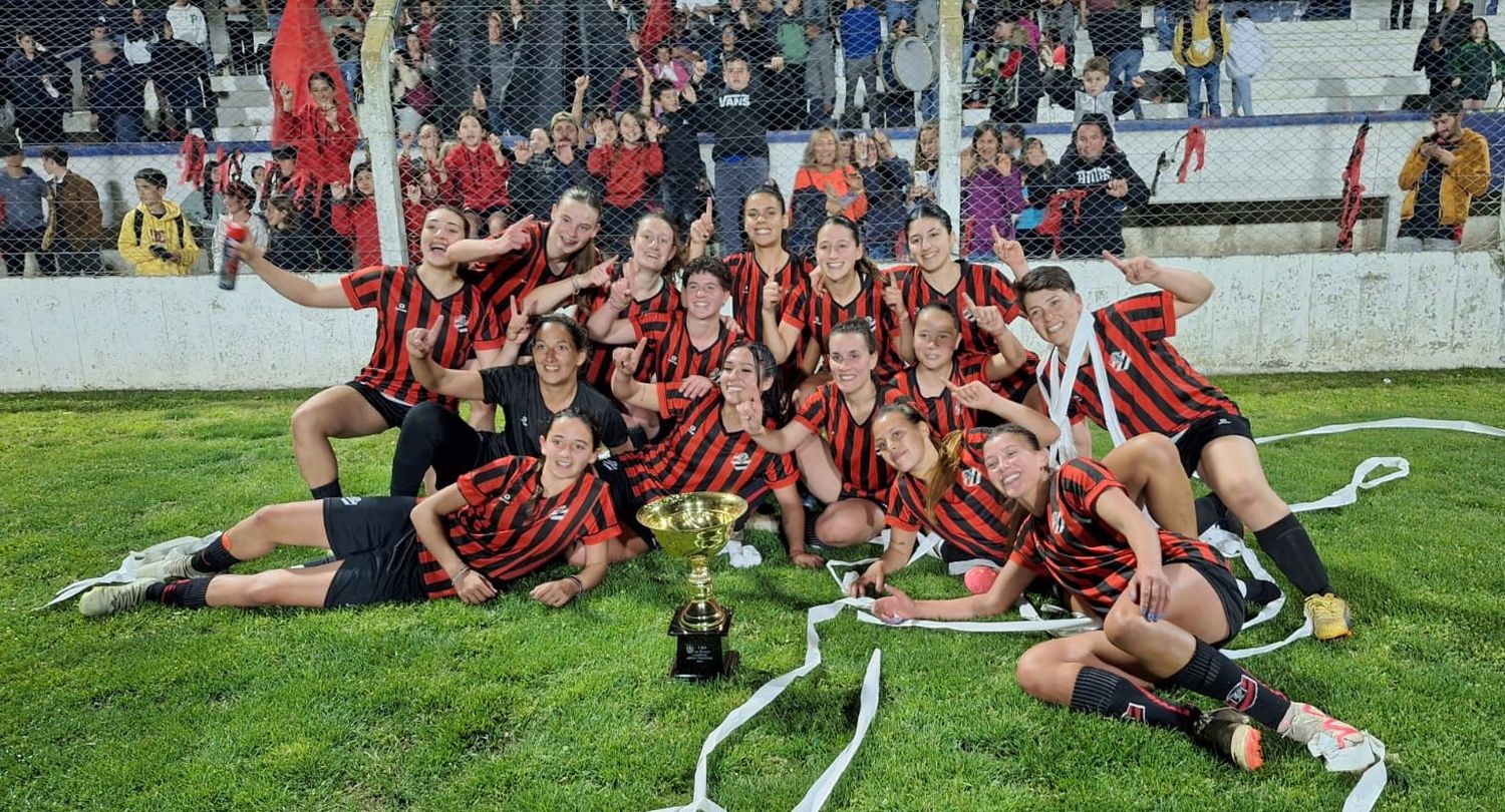 FOTO LIGA TANDILENSE DE FÚTBOL Independiente festeja el título.