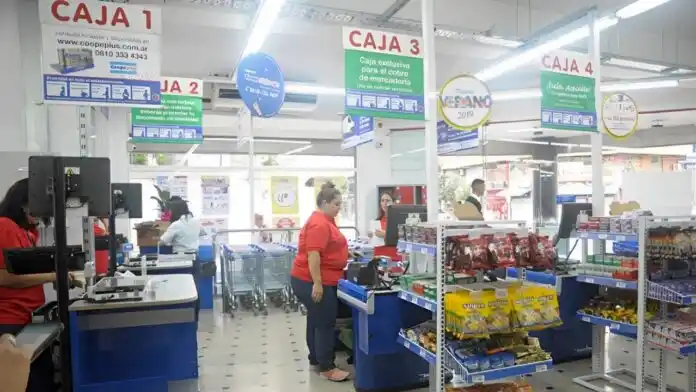 Coronel Pringles: una cajera de un supermercado estafó a 67 clientes con extracciones de dinero