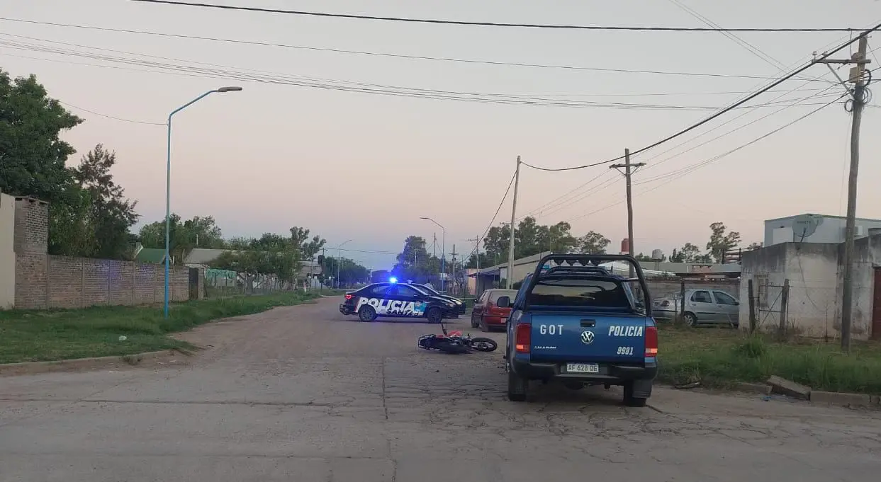 Venía “haciendo willy como un campeón”, hasta que se le cruzó un patrullero: chocó y terminó hospitalizado