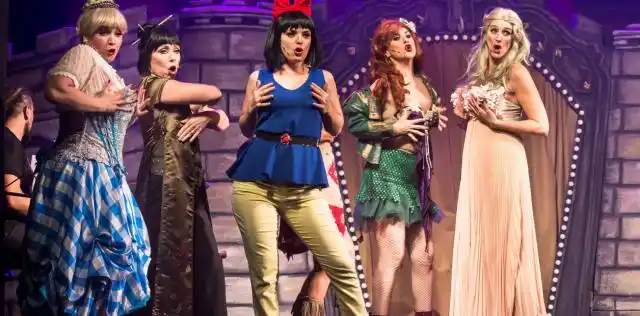 Las princesas se sacan las coronas para reírse de sí mismas
