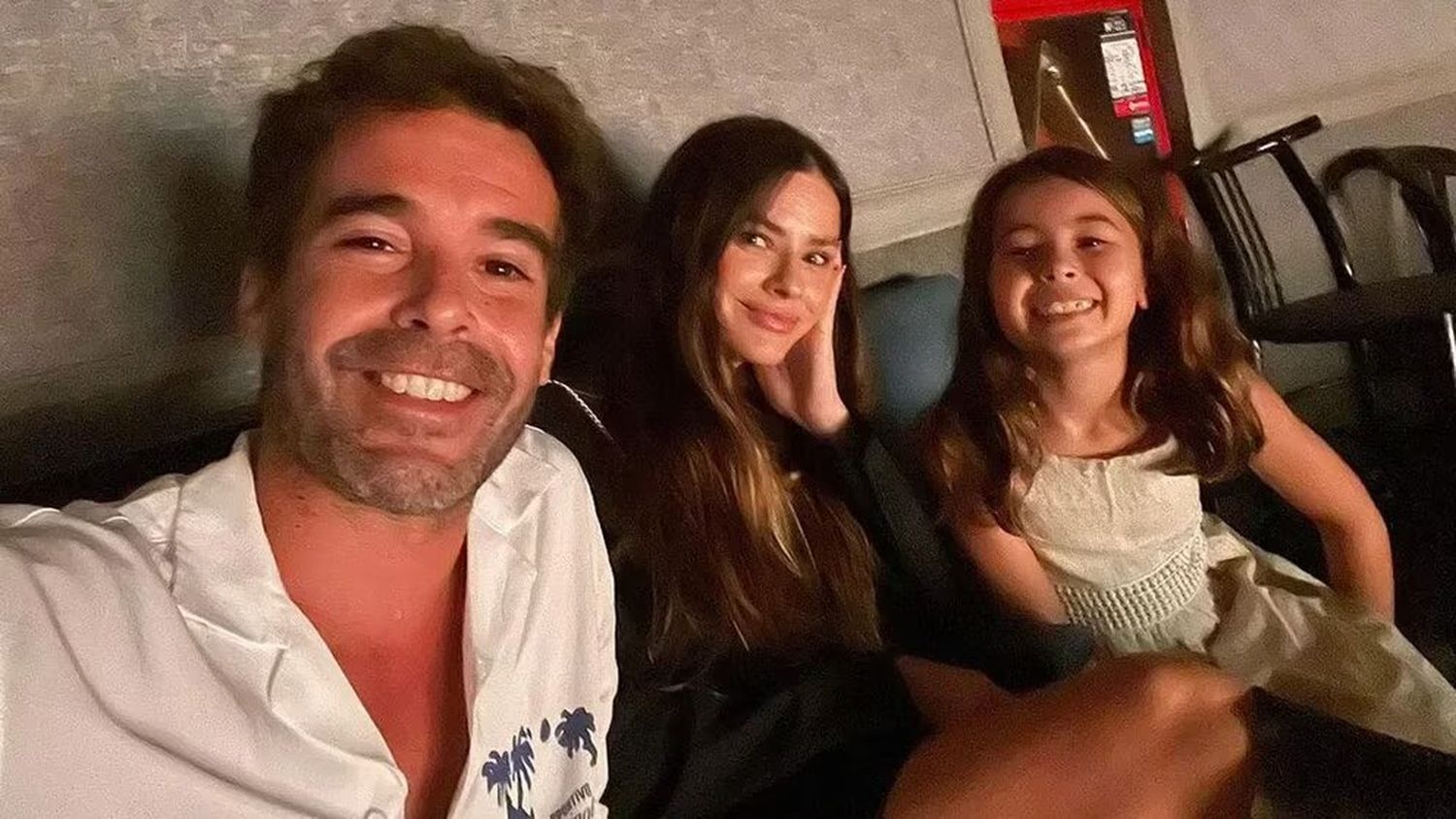 Nicolás Cabré y China Suárez junto a su hija, Rufina