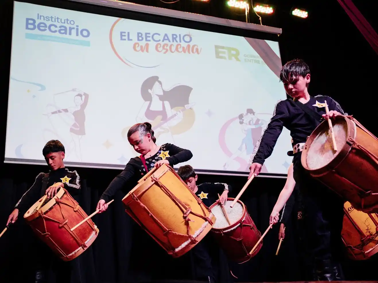 Más de 50 estudiantes participaron de una nueva gala del Becario en Escena