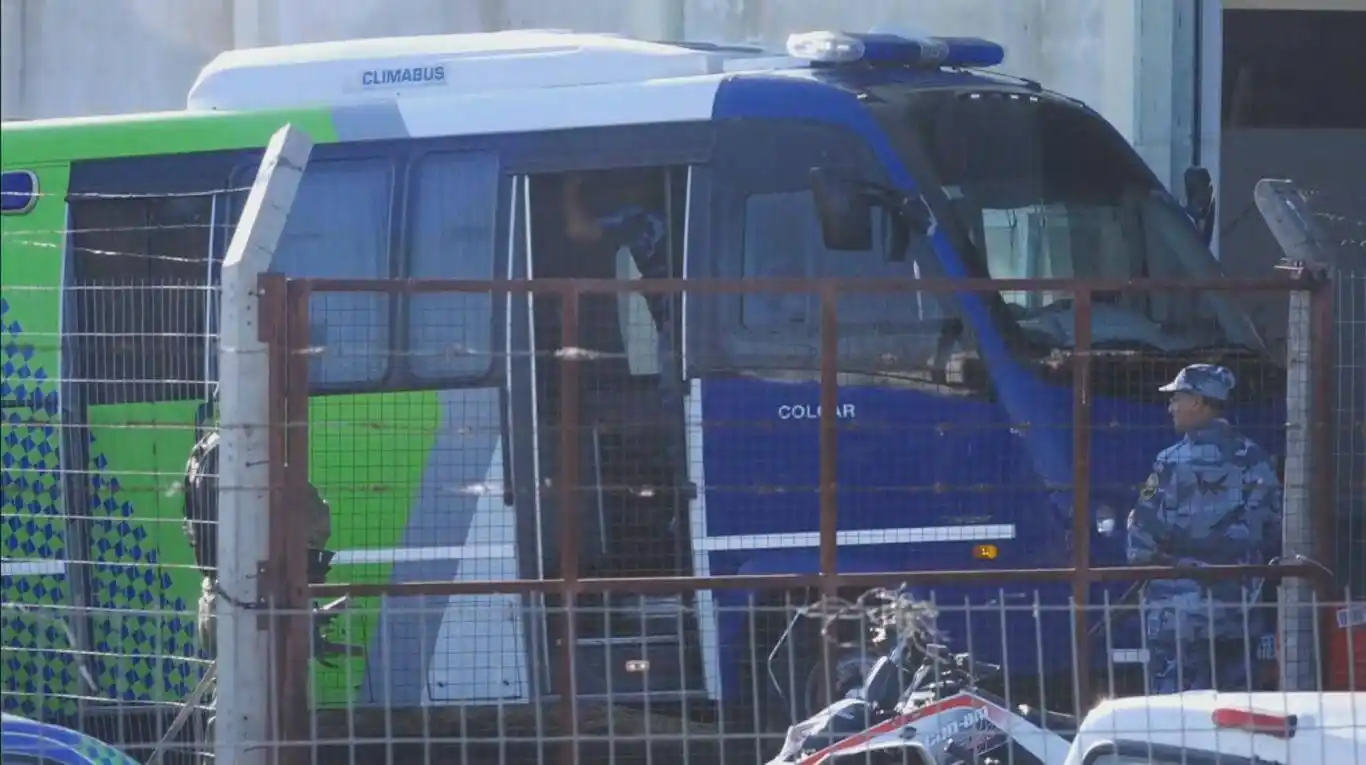 Villa Gesell: El micro que trasladaba a los rugbiers a la fiscalía se quedó atascado en la arena