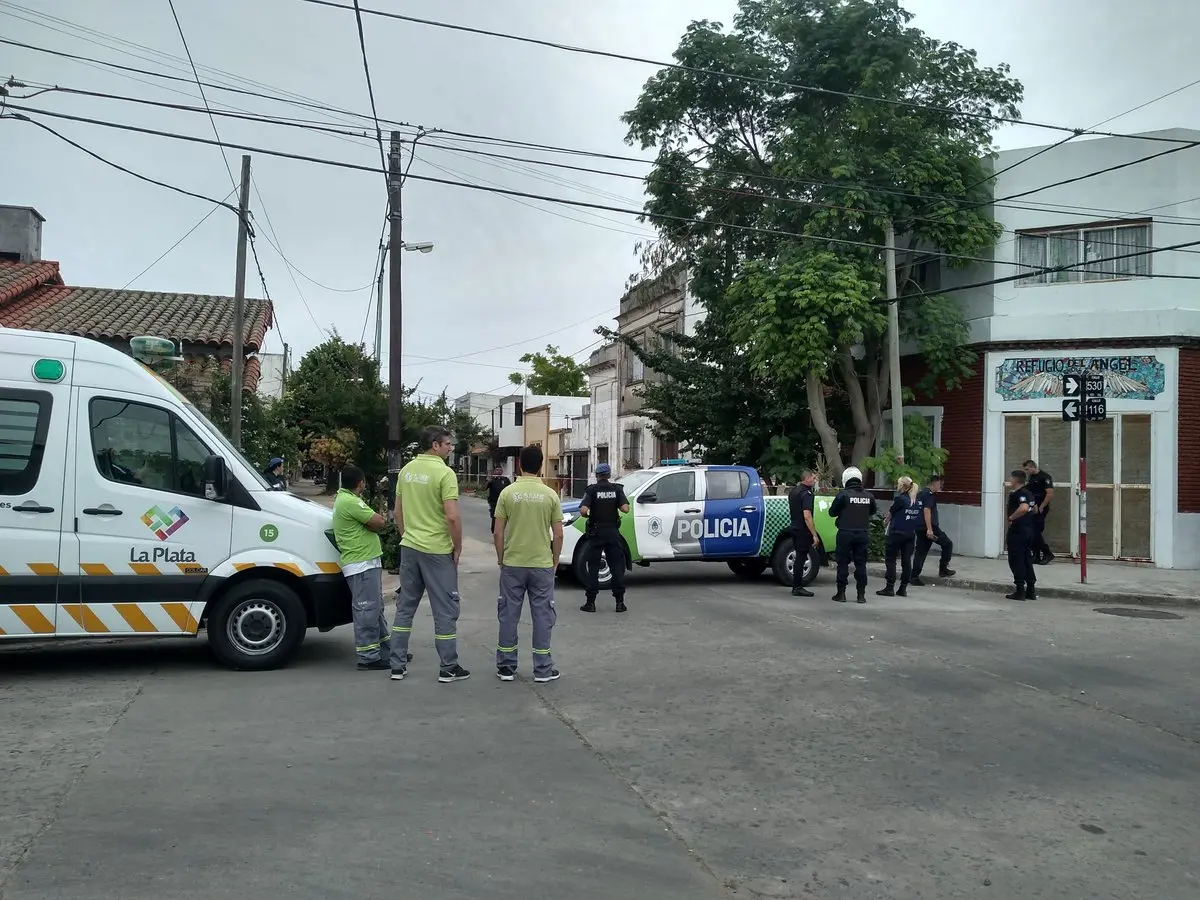 La Plata: Un hombre asesinó a su hijastro de 10 años, baleó a su exmujer, se atrincheró y luego murió