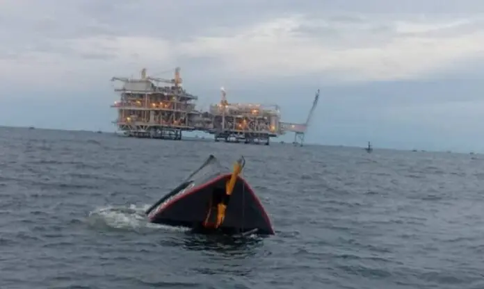 Hundimiento de una embarcación petrolera en el Lago de Maracaibo deja 2 muertos y 4 desaparecidos