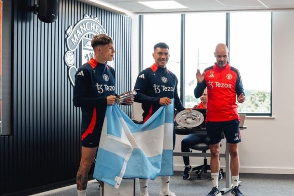 Lisandro Martínez y Alejandro Garnacho recibieron un reconocimiento en Inglaterra tras ganar la Copa América