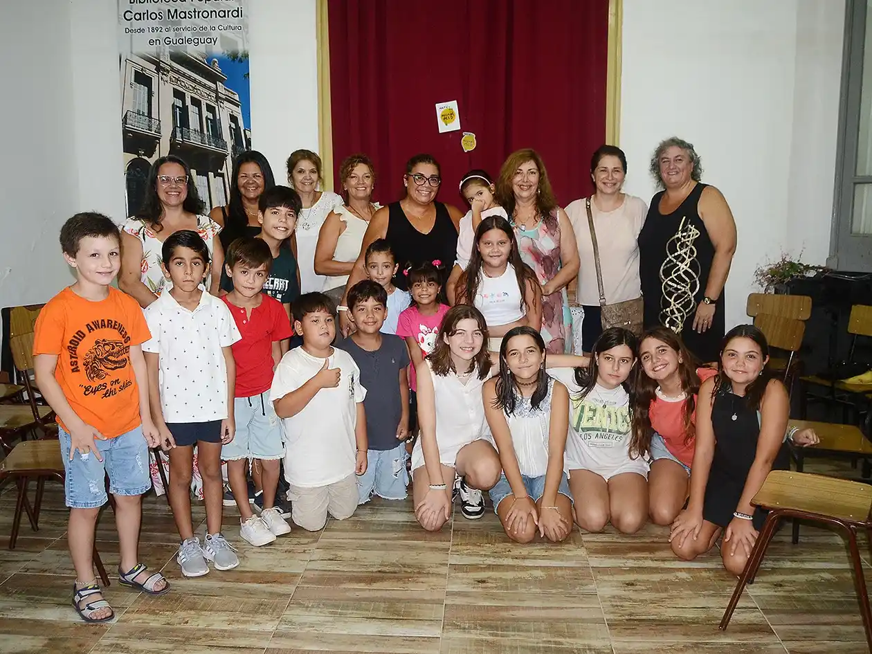 Se realizó la muestra de los talleres de Arte Huellas MED