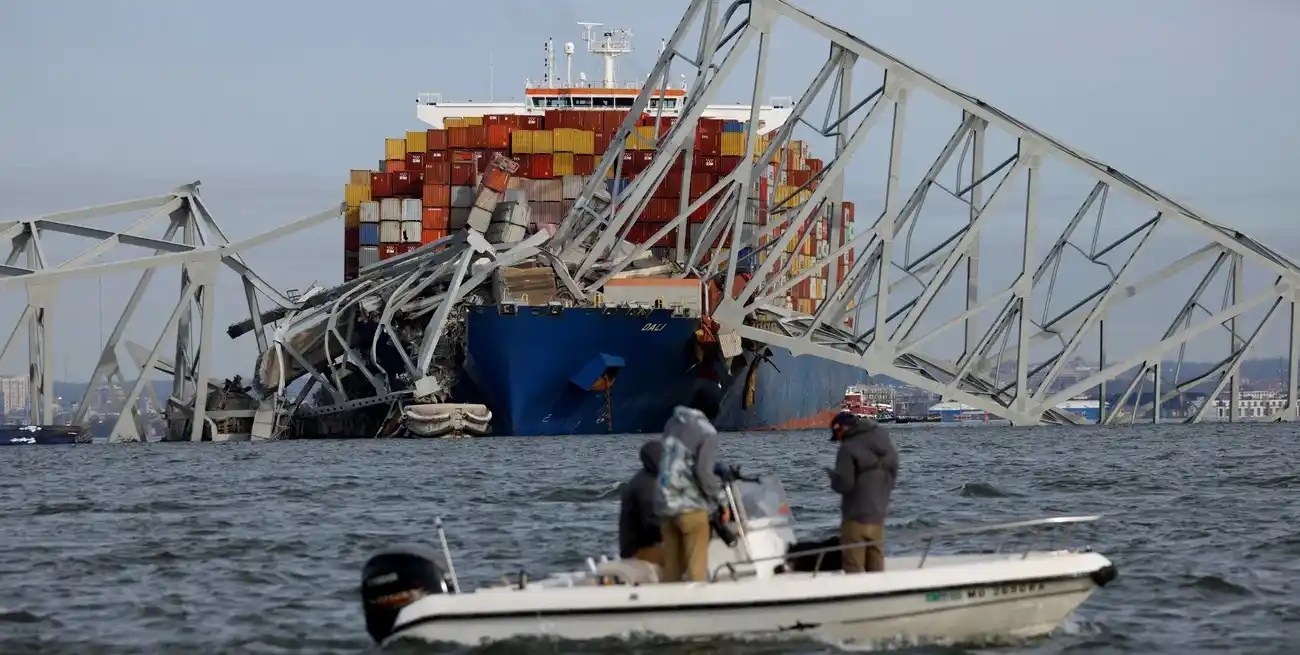 El operativo montado alrededor del Francis Scott Key Bridge. Crédito: Julia Nikhinson/Reuters