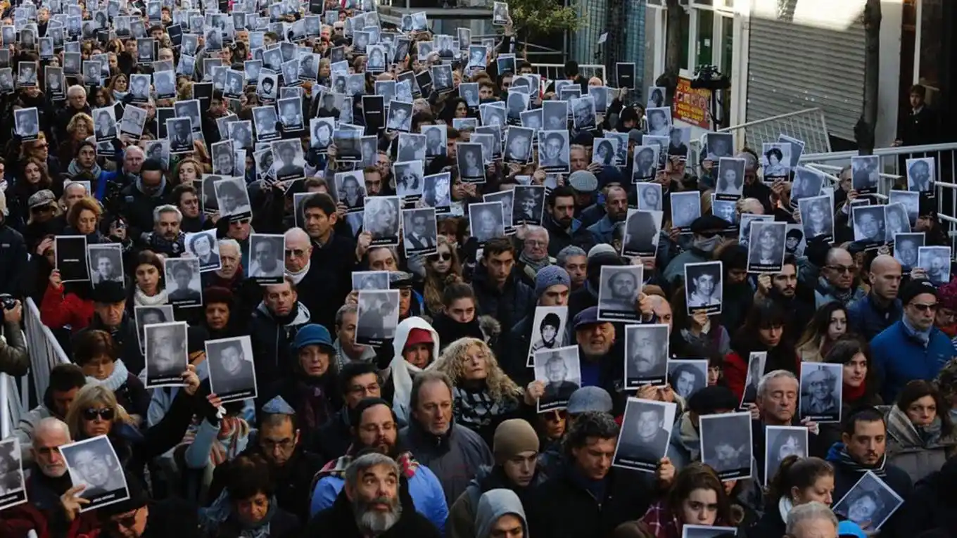 Decretaron este jueves Día de Duelo nacional por el 25 aniversario del atentado a la AMIA