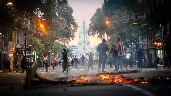 El Gobierno les aplicará derecho de admisión a 26 hinchas involucrados en los destrozos