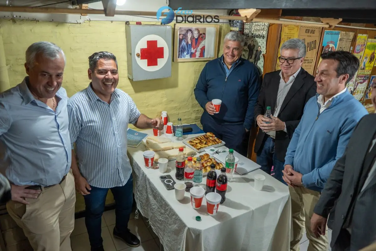 Los candidatos en los camarines, antes de ingresar al debate