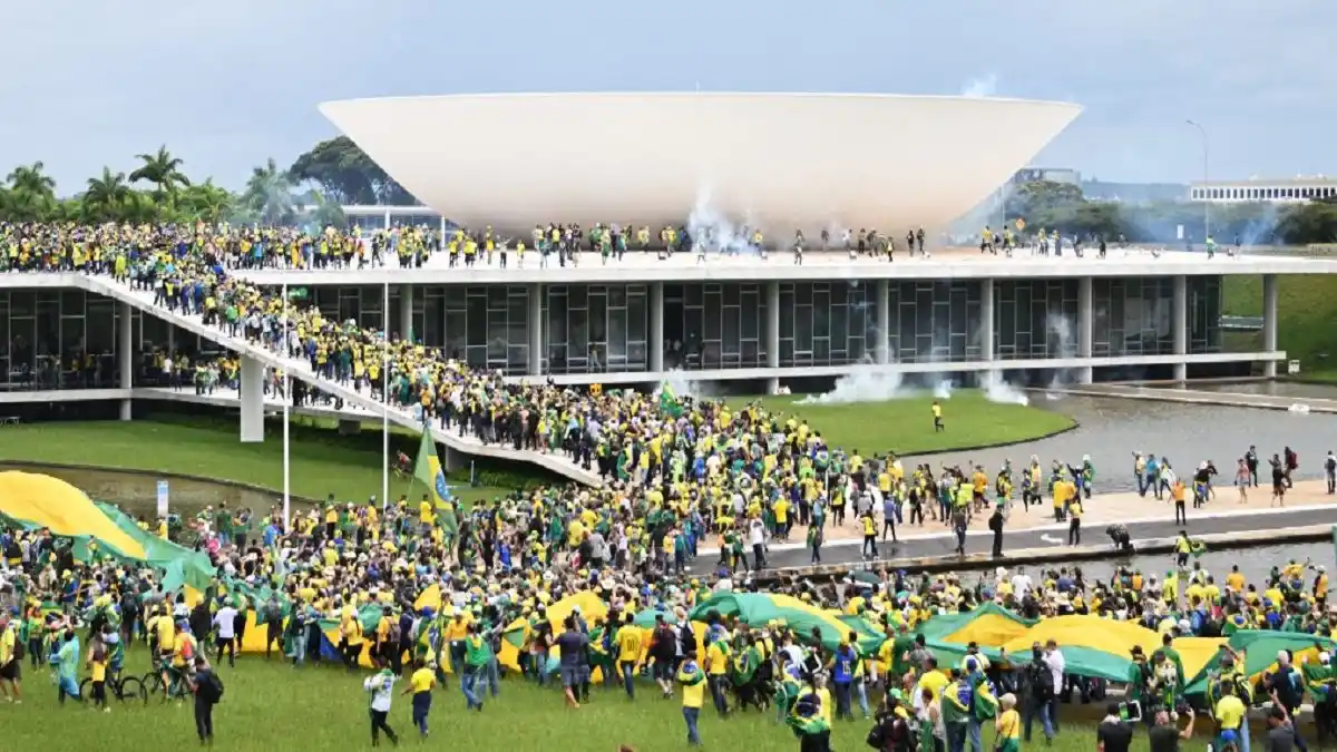 Ordenan desmantelar campos bolsonoristas y separan de su cargo al gobernador de Brasilia (+FOTOS)