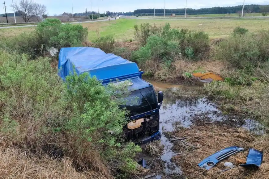 En la Autovía 14, un camión cayó adentro de una alcantarilla tras perder el control