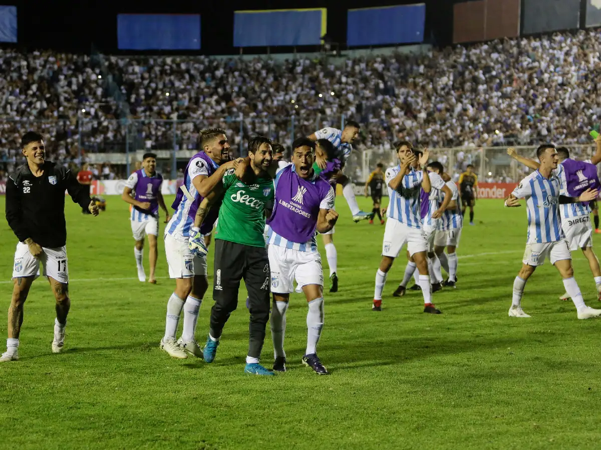 Atlético Tucumán sufrió y avanzó por los penales