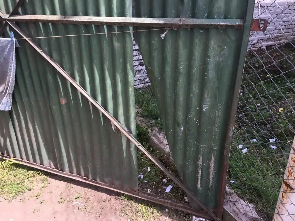 Los daños en el portón de acceso al pañol del estadio.