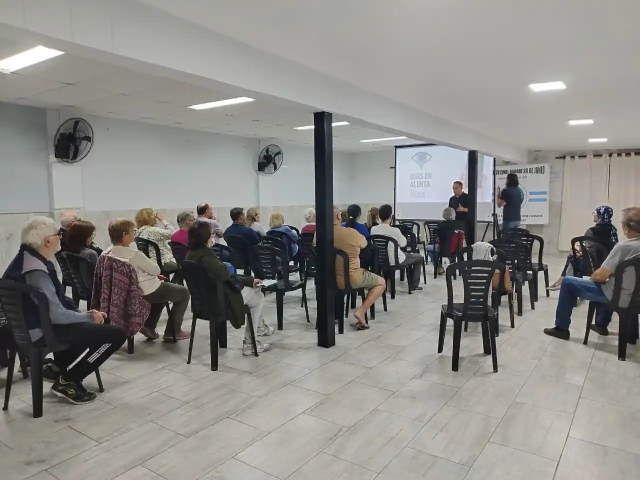Realizaron una reunión con vecinos de barrio 20 de Junio por el plan Ojos en Alerta.