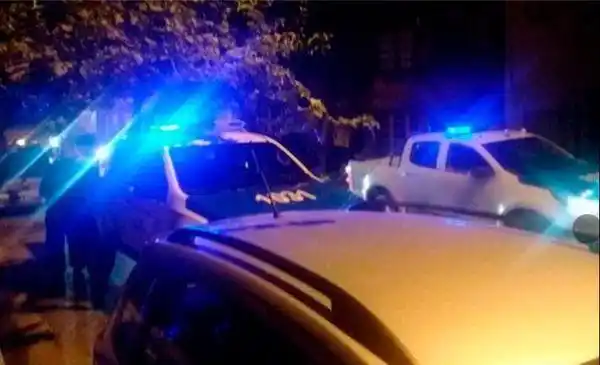 Otra vez una fiesta clandestina en La Plata: Hubo una batalla campal entre los asistentes y la policía