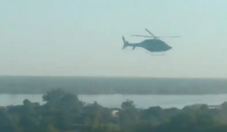 La Policía sobrevoló un barrio con su helicóptero y se volaron techos