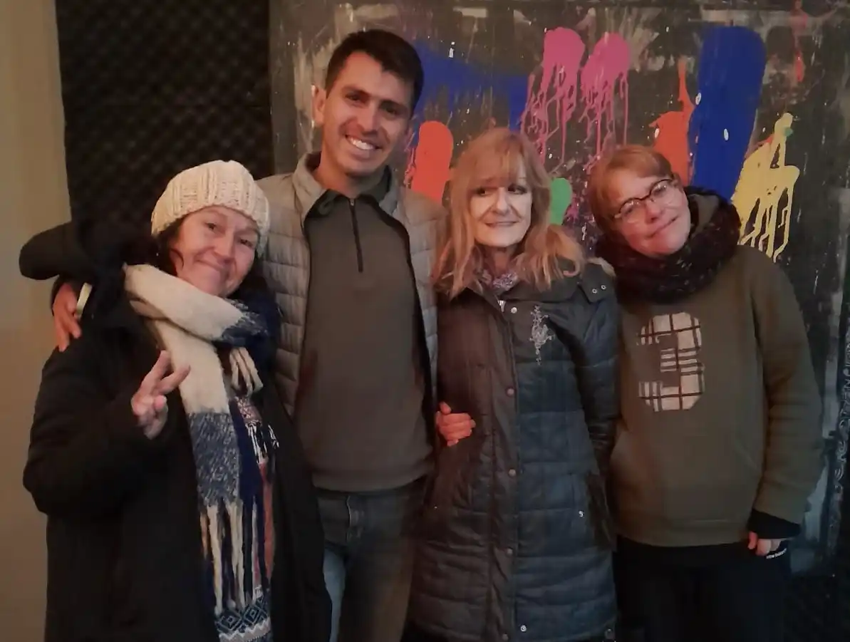 Actores listos para salir a escena