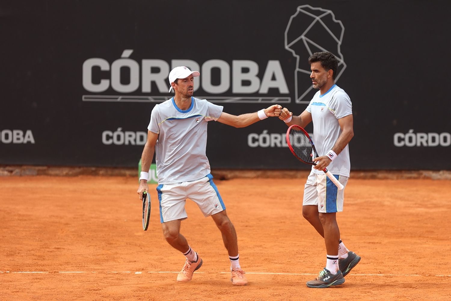 González y Molteni salen a la cancha en Buenos Aires.