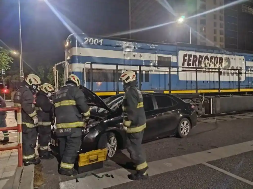 Un vehículo fue arrastrado por un tren de carga
