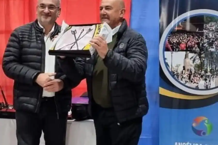 Calvo compartió con vecinos y autoridades de Angélica el almuerzo por las Fiestas Patronales 